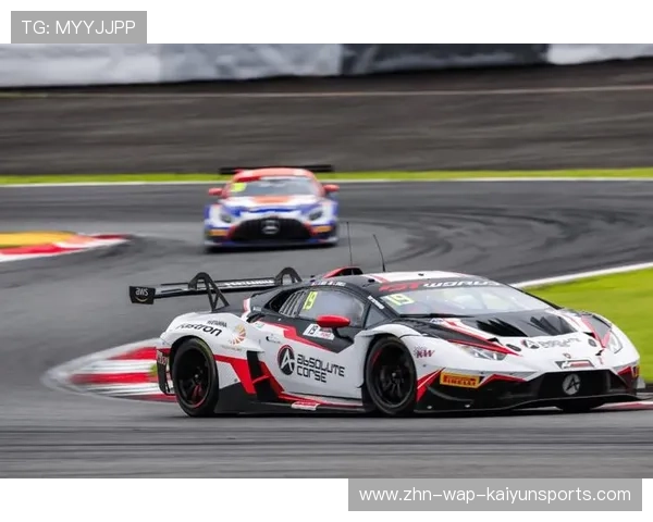 赛车连超三车壮观画面震撼全球车迷 赛车连超三车壮观画面震撼全球车迷