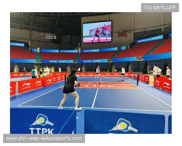 体育馆灯光突然熄灭!多名选手摔倒 体育馆灯光突然熄灭!多名选手摔倒